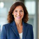 Elena R. en su oficina con expresión de alivio